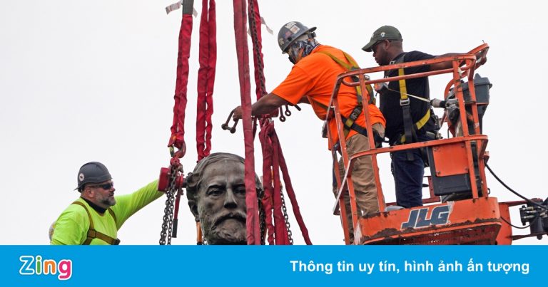 Mỹ tháo dỡ bức tượng 12 tấn của vị tướng trong chế độ nô lệ Mỹ tháo dỡ bức tượng 12 tấn của vị tướng trong chế độ nô lệ