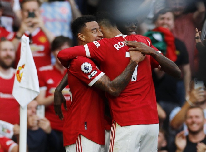 Ronaldo lập cú đúp giúp MU dẫn đầu Premier League Ronaldo lập cú đúp giúp MU dẫn đầu Premier League