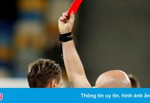 Trọng tài rút nhầm thẻ đỏ tại Champions League