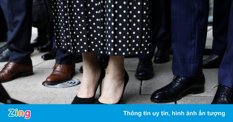 Bà Mạnh Vãn Châu lần đầu được tháo máy theo dõi ở chân sau 3 năm Bà Mạnh Vãn Châu lần đầu được tháo máy theo dõi ở chân sau 3 năm