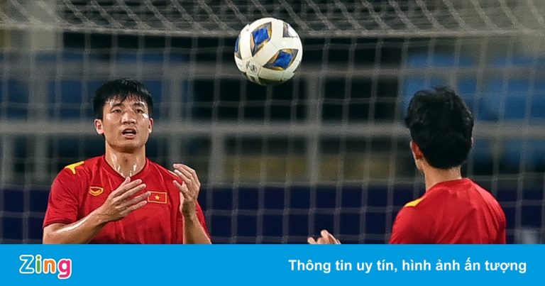 Hậu vệ Bùi Tiến Dũng tập kín cùng tuyển Việt Nam trên sân Mỹ Đình