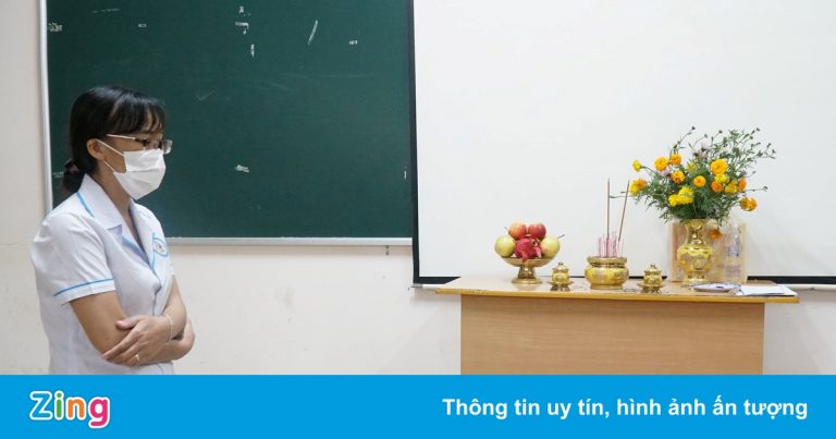 Nữ điều dưỡng lập bàn thờ vọng cha trong khu cách ly