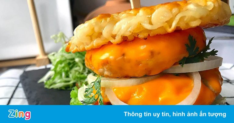 Làm burger mì gói nhanh gọn tại nhà