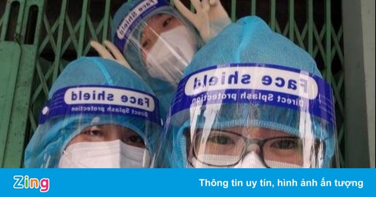 Thi đại học xong, cô gái 18 tuổi theo ba mẹ đi chống dịch