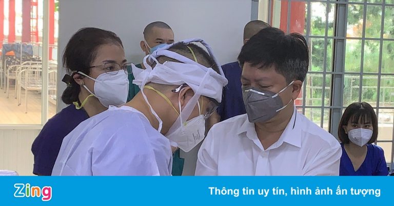 Thầy giáo lập bàn thờ vọng mẹ trong bệnh viện dã chiến ở TP.HCM