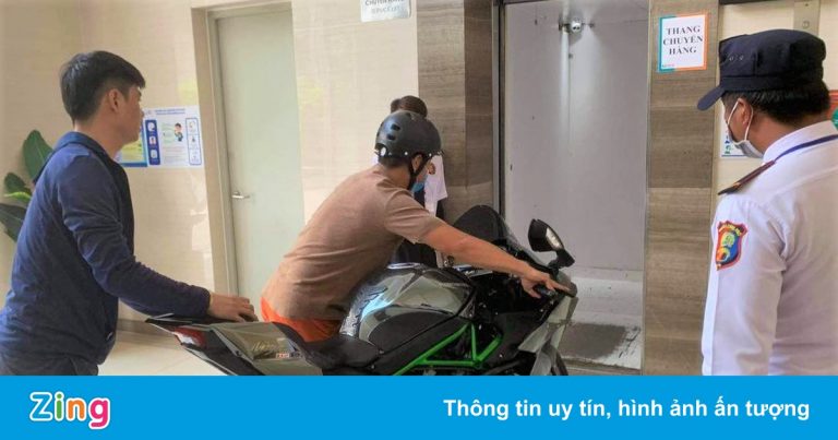 Chiếc môtô tiền tỷ được trưng bày tại căn hộ chung cư tầng 19 Chiếc môtô tiền tỷ được trưng bày tại căn hộ chung cư tầng 19