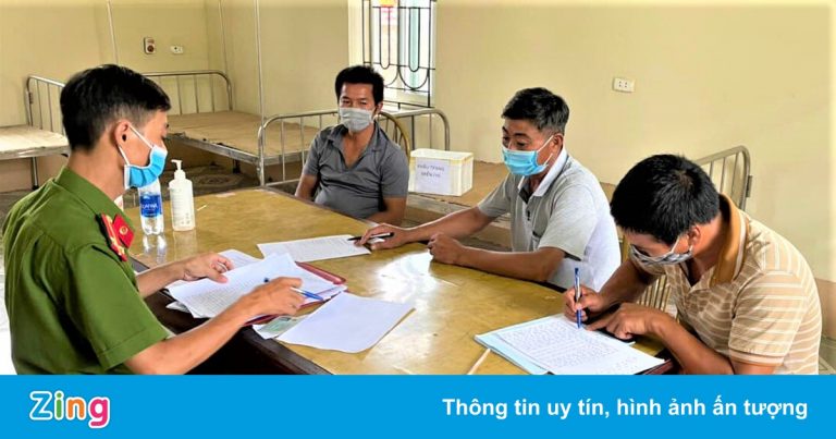 Đi nhờ tàu chở vật liệu xây dựng để tránh chốt kiểm soát dịch