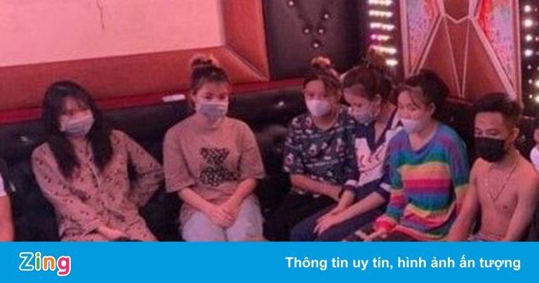 10 người chơi ma túy trong quán karaoke ở Hà Nội