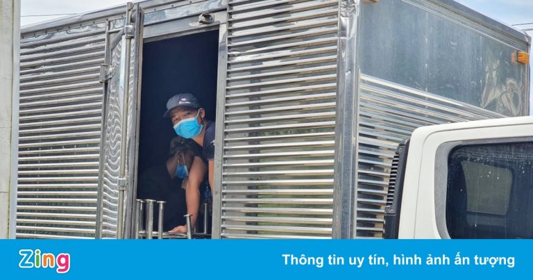 CSGT TP.HCM phát hiện 6 người trong thùng xe tải CSGT TP.HCM phát hiện 6 người trong thùng xe tải