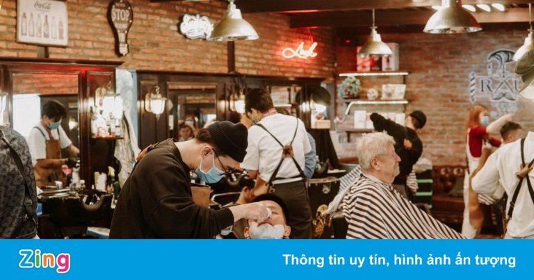 Tiệm tóc ở TP.HCM: Khách cung cấp số mũi vaccine, đặt lịch kín 3 ngày