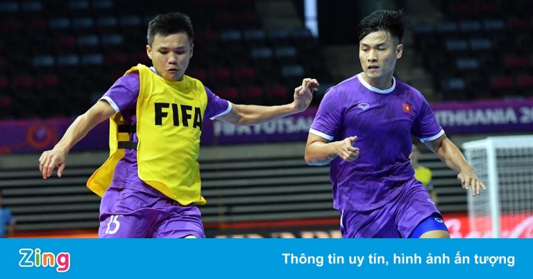 Tuyển futsal Việt Nam tập làm quen sân đấu với Brazil ở World Cup