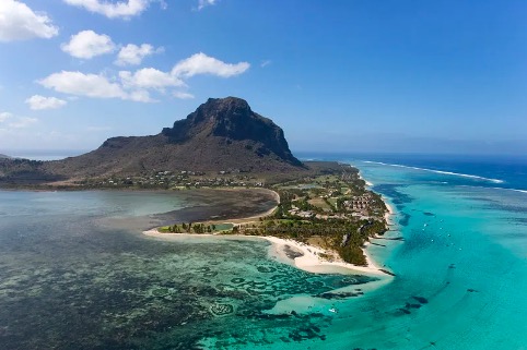 Ảo ảnh trên không về "thác nước dưới mặt biển" ở Đảo Mauritius - 3