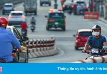 Hàng loạt người đi xe máy ngược chiều ở nút giao Chương Dương