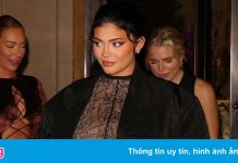 Kylie Jenner mặc gợi cảm khi mang thai lần hai