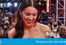 Ca sĩ 18 tuổi Olivia Rodrigo đập camera khi biểu diễn