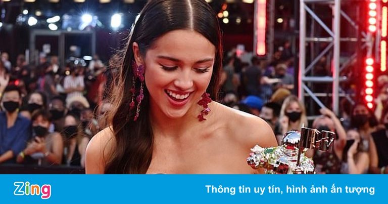 Ca sĩ 18 tuổi Olivia Rodrigo đập camera khi biểu diễn