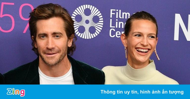 Jake Gyllenhaal công khai bạn gái