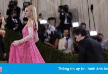 Brooklyn Beckham đỡ váy cho hôn thê trên thảm đỏ Met Gala 2021