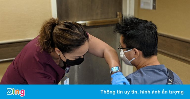 Ngại chờ đợi, nhiều người châu Á sang Mỹ ‘du lịch vaccine’