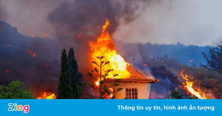 Đảo du lịch của Tây Ban Nha bị dòng dung nham thiêu rụi Đảo du lịch của Tây Ban Nha bị dòng dung nham thiêu rụi