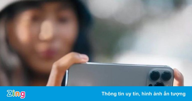 ‘Trả thù’ đại dịch, người trẻ TP.HCM sắm quần áo, đặt mua iPhone 13