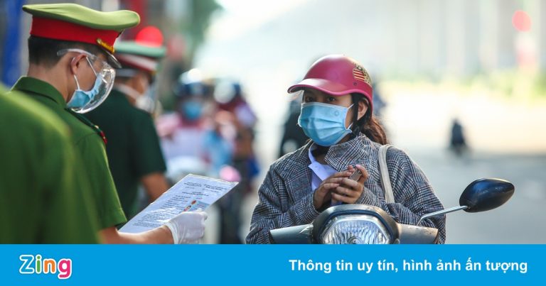 Xin giấy đi đường ở Hà Nội, doanh nghiệp sai một chữ cũng phải làm lại