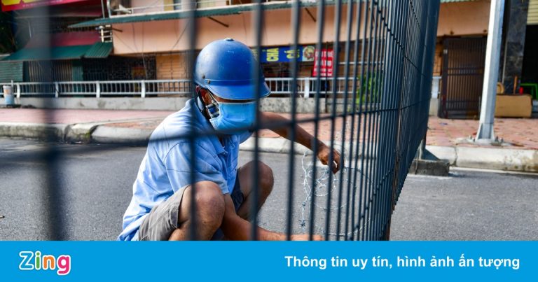 30 chốt chặn cứng ngăn người dân vào vùng dịch ở Hà Nội