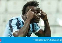 Balotelli khiêu khích HLV đối thủ sau khi ghi bàn