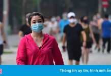 Hàng trăm người thể dục buổi sáng ở hồ Gươm, hồ Tây