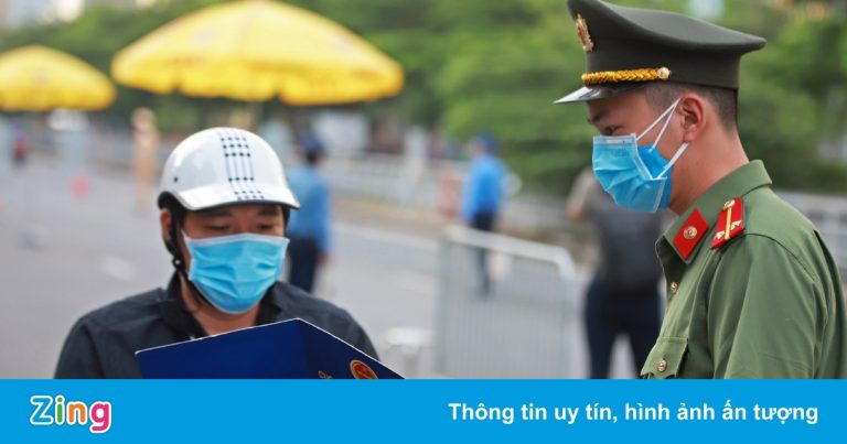 Chuyên gia: ‘Cấp giấy đi đường ở Hà Nội đang thủ công hóa công nghệ’ Chuyên gia: ‘Cấp giấy đi đường ở Hà Nội đang thủ công hóa công nghệ’