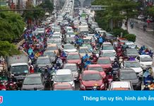 Dòng xe ùn dài từ đường trên cao xuống mặt đất ở Hà Nội