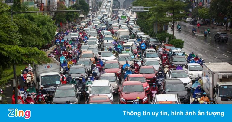 Dòng xe ùn dài từ đường trên cao xuống mặt đất ở Hà Nội