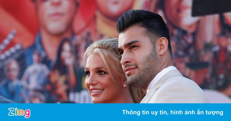 Britney Spears và bạn trai kém 13 tuổi đính hôn