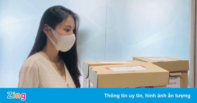 Thủy Tiên – Công Vinh livestream công bố 18.000 trang sao kê