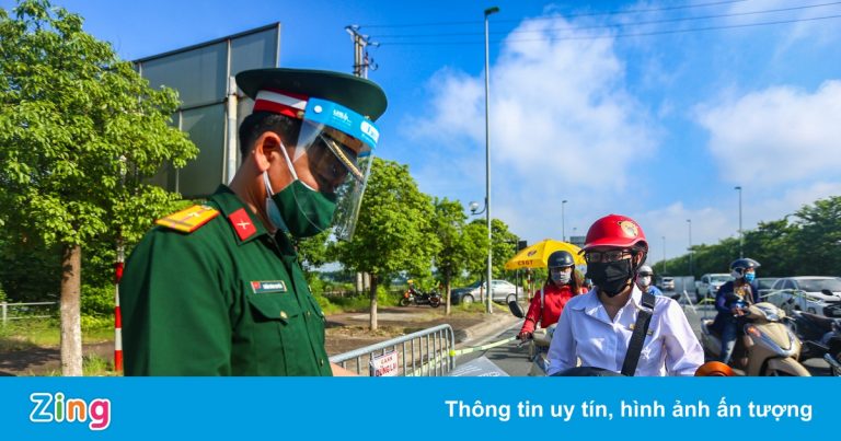 ‘Việc cấp giấy đi đường của Hà Nội đang thủ công hóa công nghệ’ ‘Việc cấp giấy đi đường của Hà Nội đang thủ công hóa công nghệ’
