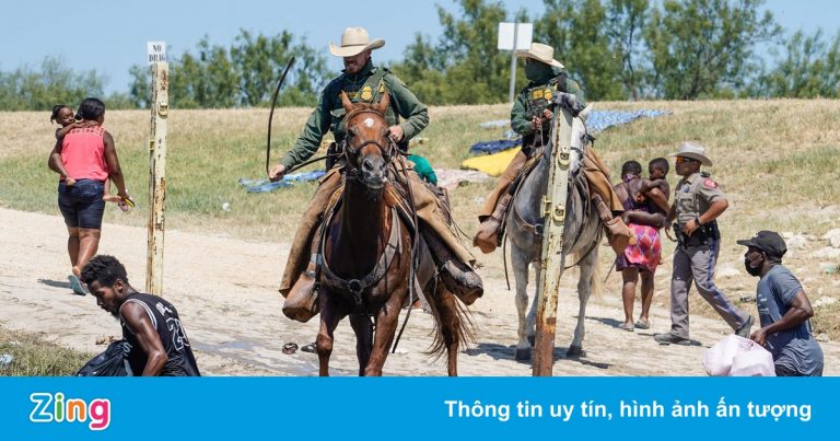 Lính biên phòng Mỹ bị lên án vì cưỡi ngựa quất roi người nhập cư Haiti Lính biên phòng Mỹ bị lên án vì cưỡi ngựa quất roi người nhập cư Haiti