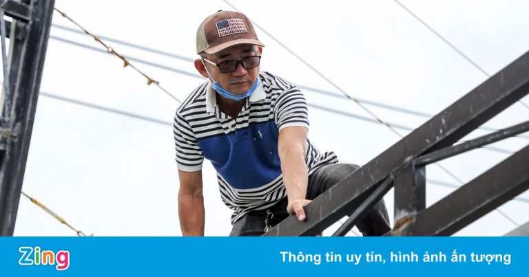 Người miền Trung gia cố nhà cửa trước khi bão số 5 đổ bộ