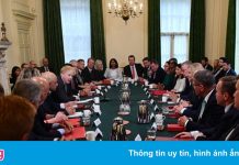 Nội các của thủ tướng Anh không đeo khẩu trang trong cuộc họp