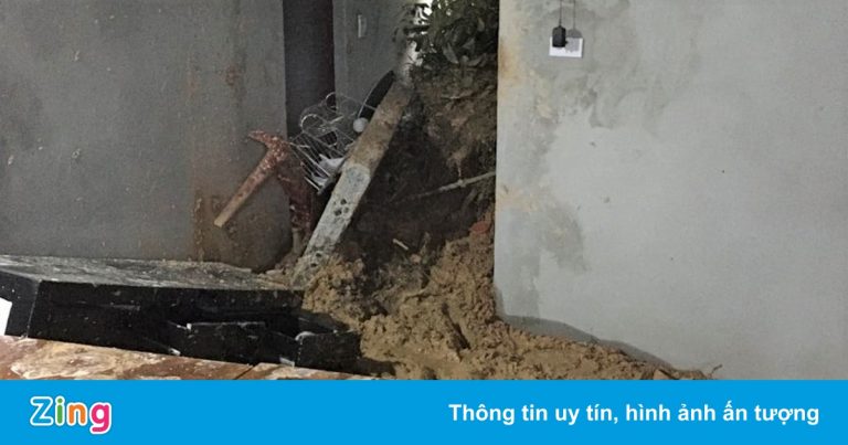 Bé trai gãy chân khi tường nhà đổ sập do sạt lở núi