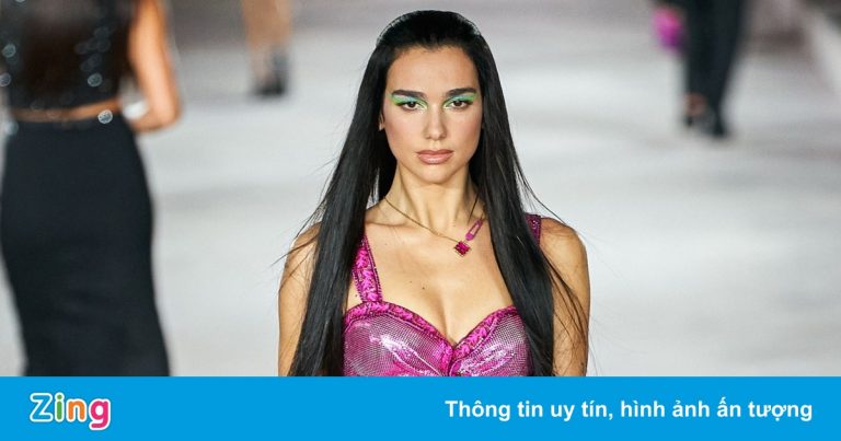 Dua Lipa mở màn show diễn Versace