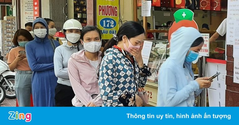 Người Hải Phòng xếp hàng mua bánh Trung thu truyền thống