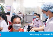 Người dân Quảng Ngãi tiêm đủ hai mũi vaccine được phép ra đường
