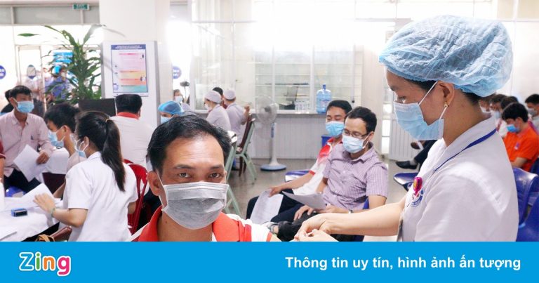 Người dân Quảng Ngãi tiêm đủ hai mũi vaccine được phép ra đường