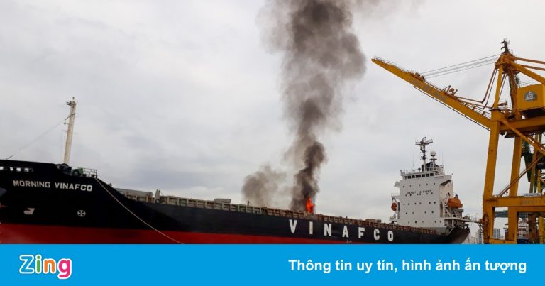 Hỏa hoạn ở tàu hơn 6.000 tấn tại cảng Bến Nghé Hỏa hoạn ở tàu hơn 6.000 tấn tại cảng Bến Nghé