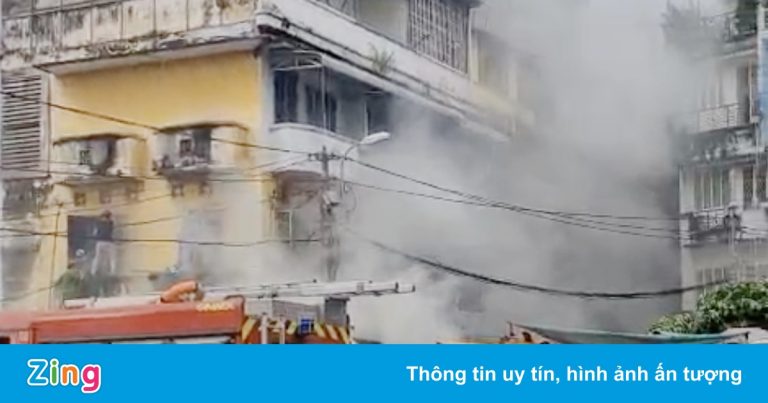 Cứu sống bà lão ngạt khói trong đám cháy ở TP.HCM