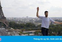 Người đàn ông Pháp đi trên dây băng qua sông Seine