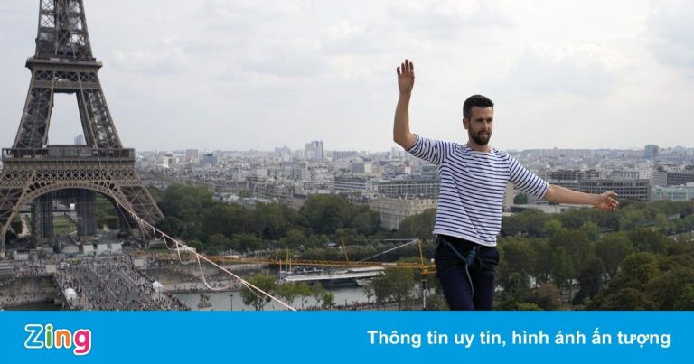 Người đàn ông Pháp đi trên dây băng qua sông Seine