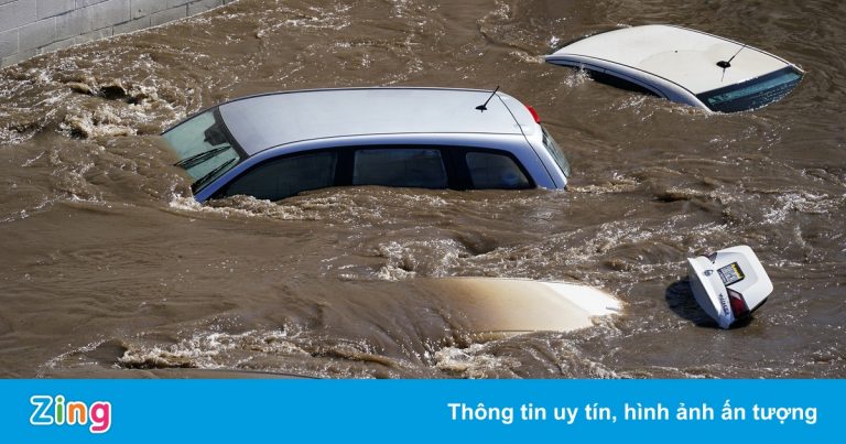 Nhiều ôtô chìm trong biển nước tại Mỹ