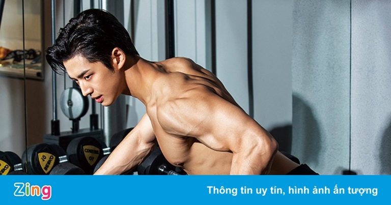 Huấn luyện viên thể hình bình luận về cơ bụng của ca sĩ nam