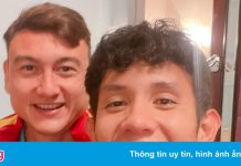 Tuyển thủ Việt Nam động viên nhau sau trận thua Australia